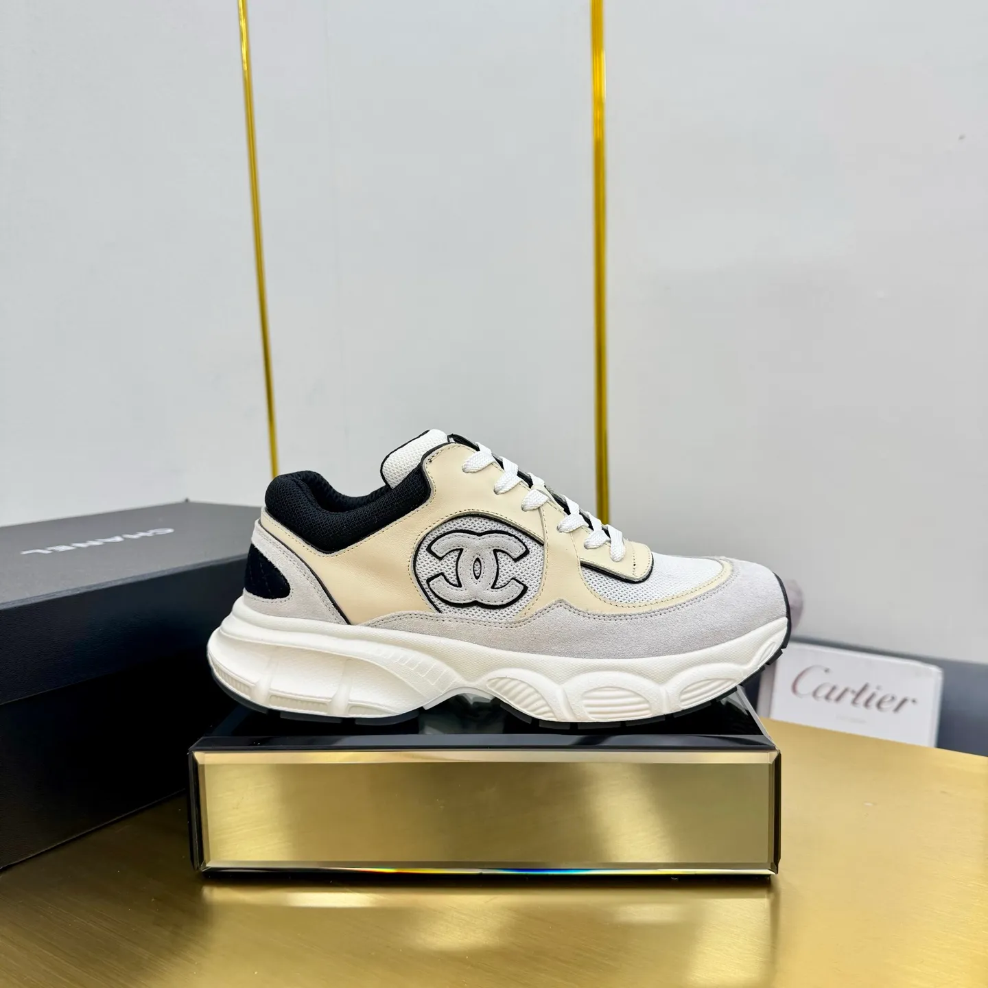 p700🐮🐮Upgraded version, upgraded version, upgraded version! No rebuttal accepted! ! ! ! Chanel Chanel dad shoes, couples' model for men and women - 2025 top casual sneakers in the counter. This classic design; the upper is electro-embroidered with various techniques; ❷The inner lining is made of: original Yangli + net ❸The outsole is based on: the original TPU combination outsole. The full set of boutique packaging for women 35–41